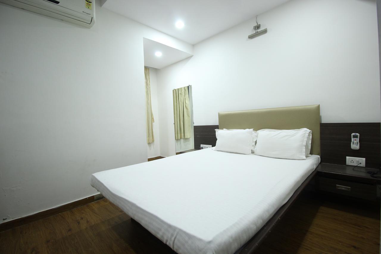 ואדודרה New Rajdhani Hotel מראה חיצוני תמונה