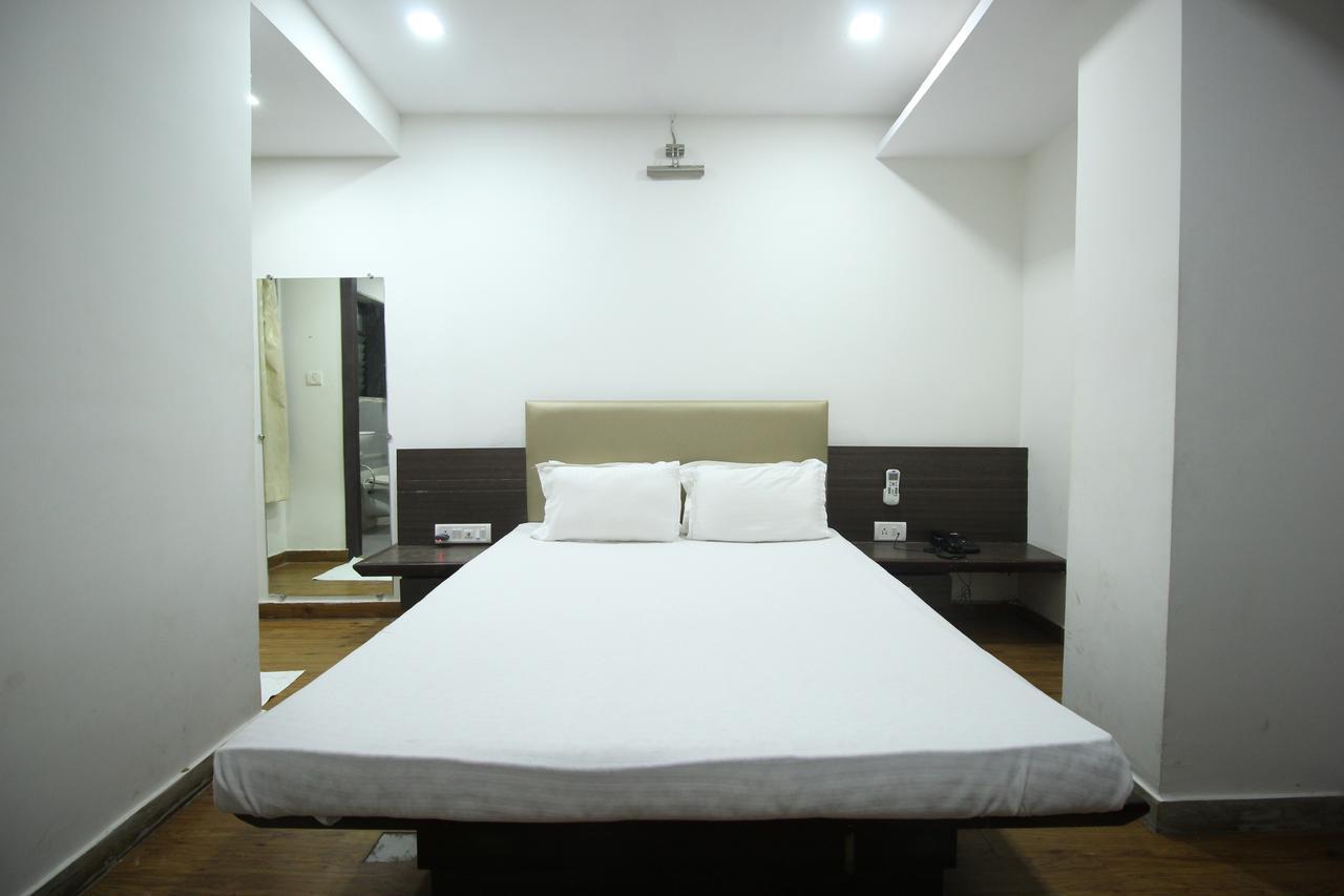 ואדודרה New Rajdhani Hotel מראה חיצוני תמונה