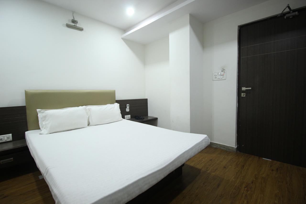 ואדודרה New Rajdhani Hotel מראה חיצוני תמונה
